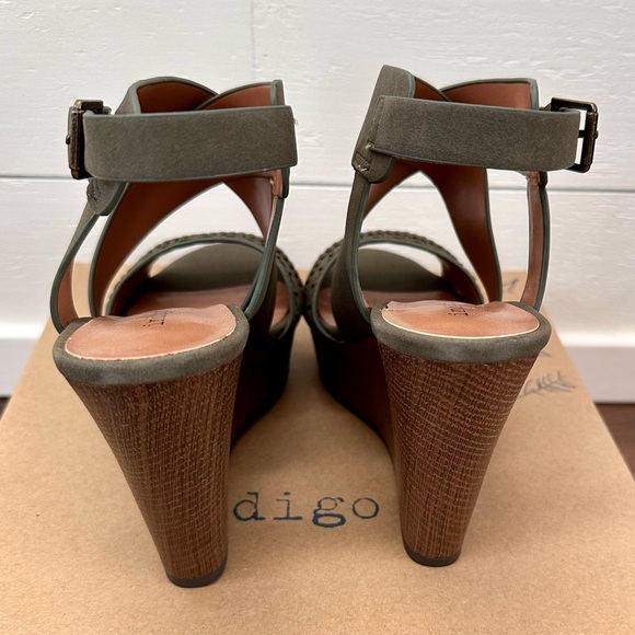 Indigo Rd. Kash Olive/Dark Green Wedge Sandal
Size 6M - Picture 6 of 10